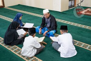 Anak-anak belajar membaca Al-Quran dengan tutor privat menggunakan metode yang menyenangkan