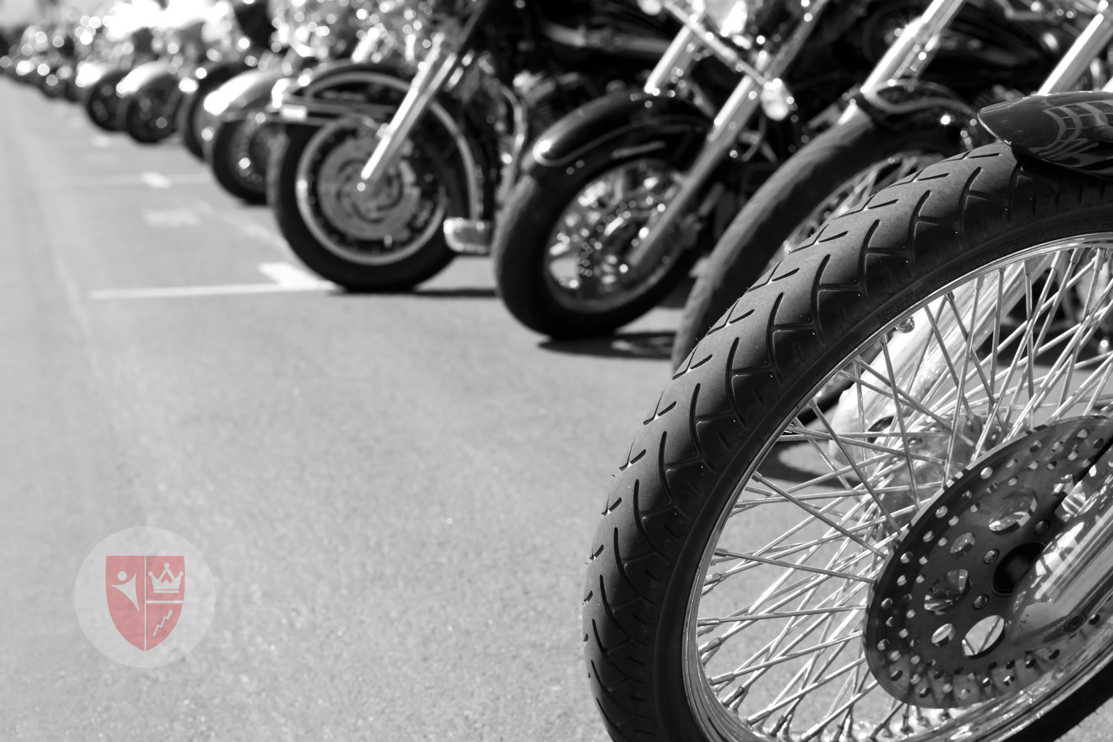 Instruktur profesional memberikan pelatihan mengendarai motor kepada peserta les privat di lapangan latihan