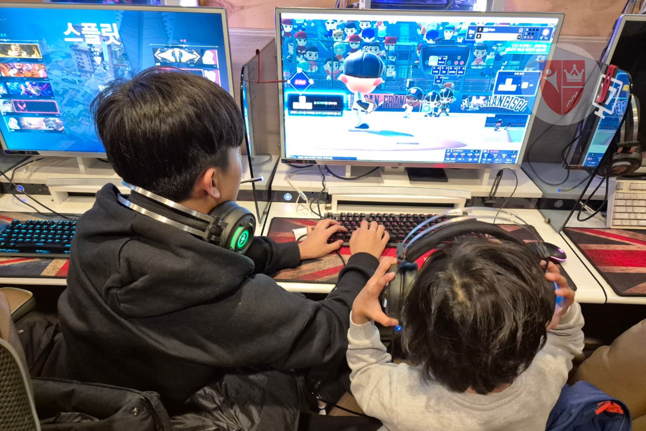 Seorang pelatih esport memberikan arahan kepada pemain dalam sesi les privat