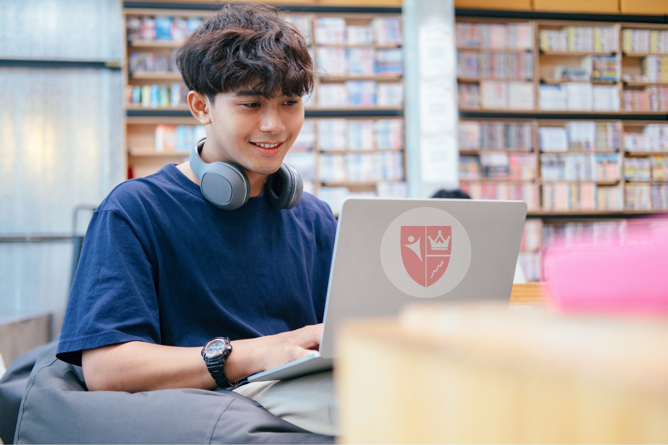Seorang siswa belajar dengan serius di depan laptop, mengikuti les privat OSN online dengan tutor berpengalaman