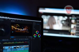Seorang siswa sedang belajar Adobe Premiere dengan bimbingan instruktur profesional dalam sesi les privat