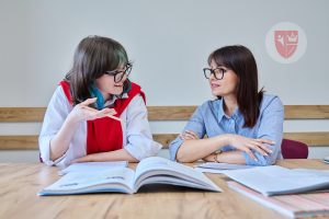 Seorang tutor profesional sedang membimbing siswa dalam sesi les privat persiapan IELTS