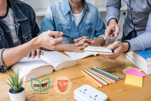 Siswa sedang belajar dengan tutor dalam sesi les privat UTBK SNBT di Bandung
